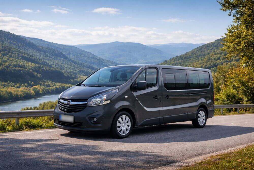 Kombi prevoz Beograd Sarajevo usluga kompanije City Prevoz prikazuje moderno i uredno kombi vozilo spremno za međunarodnu vožnju između Beograda i Sarajeva. Vozilo stoji na regionalnom putu sa prirodnim pejzažom u pozadini koji simbolizuje prekogranični prevoz putnika. City Prevoz organizuje prevoz od vrata do vrata sa polascima iz Beograda i dolascima u Sarajevo uz unapred dogovorenu cenu. Za rezervaciju kombi prevoza Beograd Sarajevo pozovite +381 62 640 633 ili +387 62 640 630 i potvrdite termin putovanja.