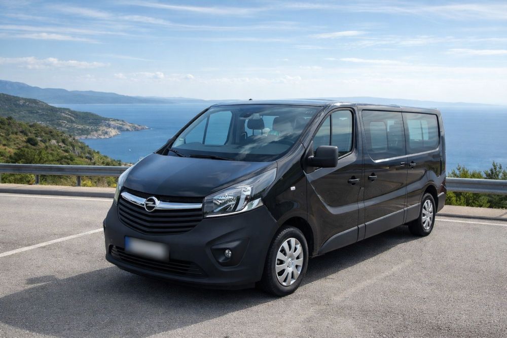 Kombi Prevoz do Hrvatske | +381 62 640 633 | City Prevoz Moderno kombi vozilo za kombi prevoz do Hrvatske parkirano na autoputu sa pogledom na jadransku obalu. City Prevoz organizuje kombi prevoz do Hrvatske od vrata do vrata sa polaskom iz Beograda i drugih gradova regiona. Vozilo je čisto, klimatizovano i namenjeno međunarodnom prevozu putnika sa dovoljno prostora za prtljag. Za rezervacije pozovite +381 62 640 633 ili +387 62 640 630 i dogovorite siguran i udoban prevoz do Hrvatske.